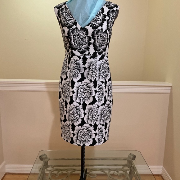 Tracy Reese, size 2, keyhole back, black and white dress. - Picture 2 of 6